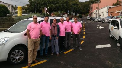 El colectivo del taxi de El Rosario da visibilidad a la lucha contra el cáncer de mama y "se une al rosa"