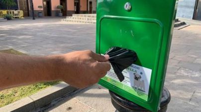 Arona instala dispensadores de bolsas para mascotas en todo el municipio