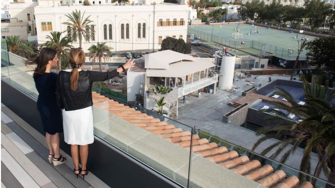 Yaiza Castilla visita el recién reformado Hotel Santa Catalina