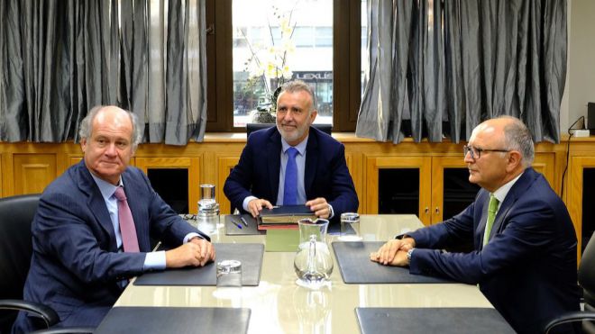 Los responsables de Binter comunican los planes de la compañía al presidente del Canarias