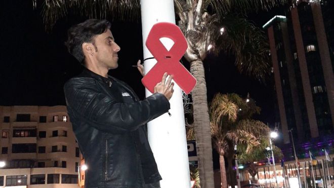 Arrecife amanece con lazos rojos por la lucha contra VIH sida