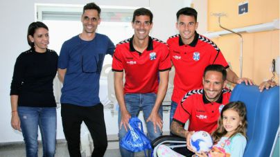 Los pacientes pediátricos del Hospital de La Candelaria festejan la navidad con los jugadores del CD Tenerife