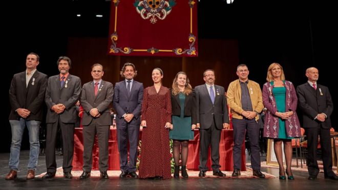 La alcaldesa de Santa Cruz entrega las Medallas de Oro y Plata de la ciudad