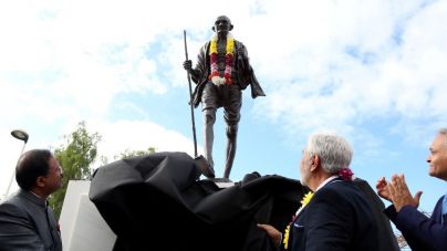Adeje inaugura la plaza de La Paz Mahatma Gandhi