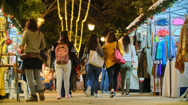 El tradicional mercadillo artesano de Navidad de Santa Cruz abre sus puertas en la Alameda del Duque Santa Elena