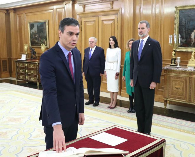 Sobre la Constitución y sin Biblia ni crucifijo: así ha prometido el cargo Pedro Sánchez