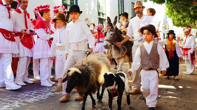 Cuatro siglos de tradición abarrotan las calles de Arona