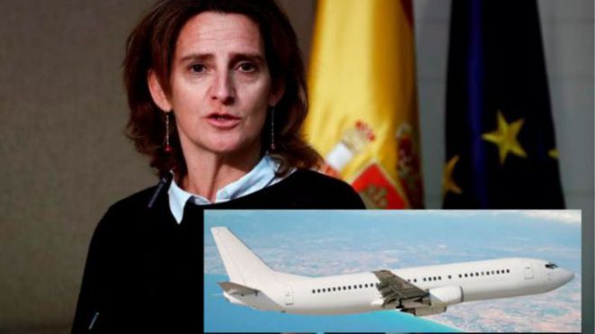 Teresa Ribera abre la puerta a una 'ecotasa' aérea, 'recaería en quien compra billetes de avión'