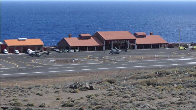 Los migrantes rescatados llegan al aeropuerto de El Hierro