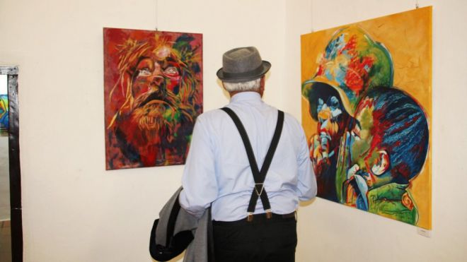 El colorido arte de Paola Valentini llega a la Casa de la Cultura de Yaiza