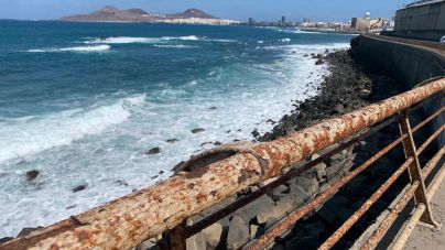 Cs denuncia el grave estado de deterioro que sufren las barandillas que van desde el parque del Rincón hasta el Atlante