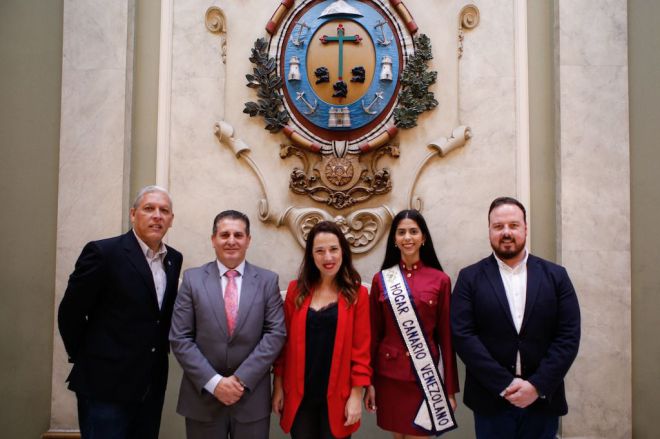 La alcaldesa de Santa Cruz recibe a la Reina del Hogar Canario Venezolano