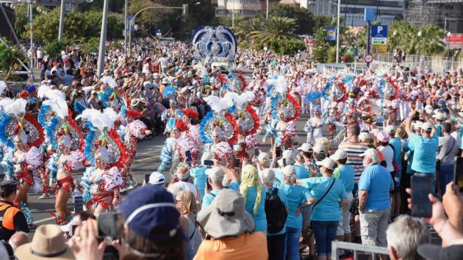 El Coso Apoteosis, explosión de color con la participación de más de cien grupos del carnaval santacrucero