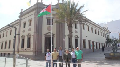 Izada la bandera saharaui en el exterior del Cabildo por el 44 aniversario de la RASD