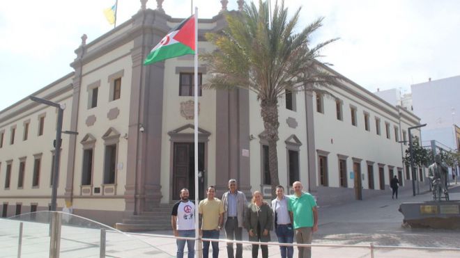 Izada la bandera saharaui en el exterior del Cabildo por el 44 aniversario de la RASD