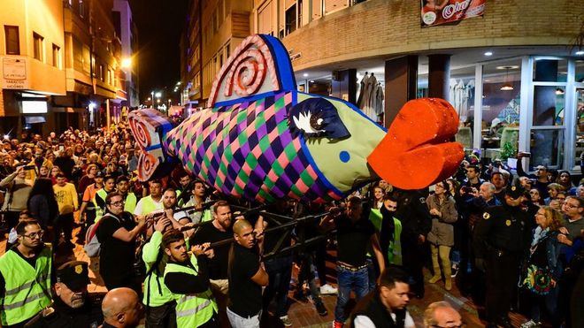 El entierro de la sardina despide el Carnaval de los cuentos