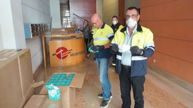 Los cabildos reciben el grueso de las 34.000 mascarillas para transportistas