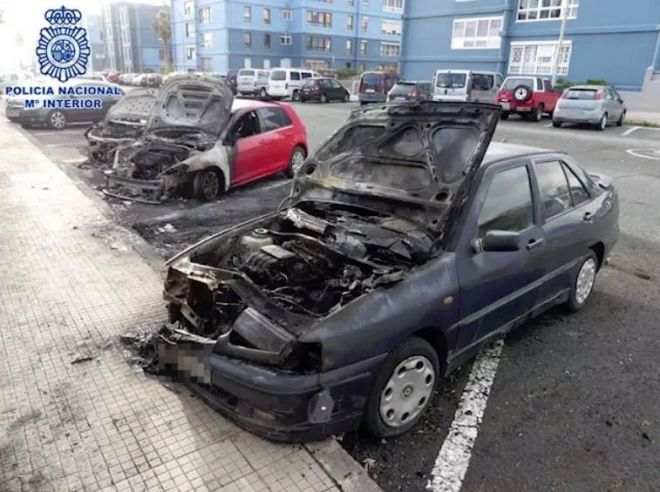 Detenido por comprar varios litros de gasolina y quemar cuatro vehículos estacionados en Jinámar