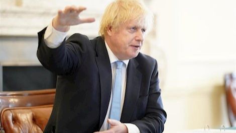 Crisis política en el Reino Unido al saltarse la cuarenta el principal asesor del Boris Johnson