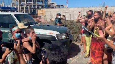 Los dos activistas de 'Salvar La Tejita' bajan de las grúas tras doce días