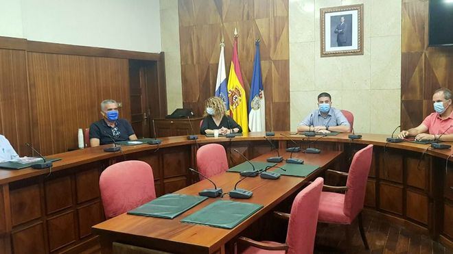 Cabildo, Ayuntamiento y empresarios coordinarán mejoras en la avenida Marítima