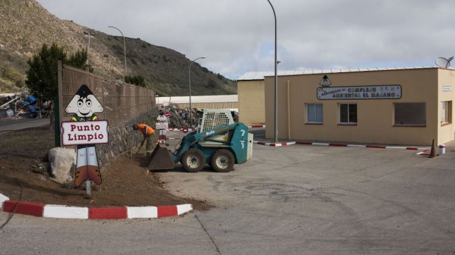 El Hierro activa el Plan de Emergencias por incendio industrial en El Majano