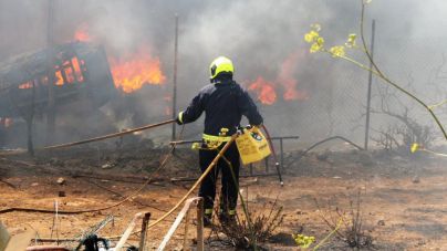 El Hierro da por controlado el incendio industrial del Majano