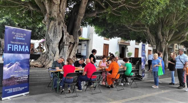 1.200 personas firman en Los Llanos a favor de la Ley de Volcanes