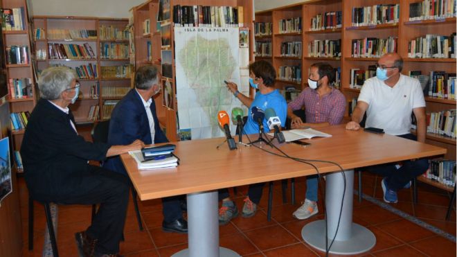 Ocho medios aéreos y más de 400 efectivos intervienen en la extinción del incendio forestal de La Palma