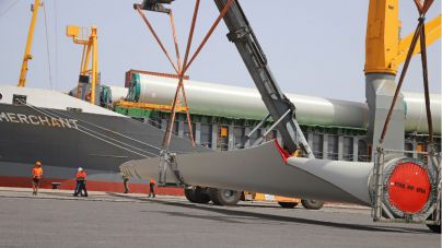 Llegan a Lanzarote los cuatro aerogeneradores del futuro Parque Eólico Arrecife