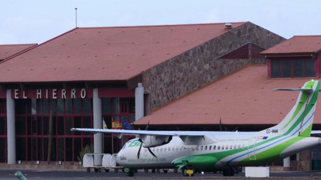 Los aeropuertos de El Hierro y La Gomera registran las menores caídas en el tráfico de pasajeros