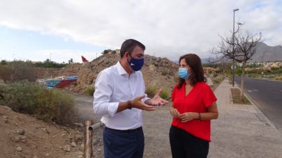 El PP de Tenerife denuncia la acumulación de cayucos en un solar rodeado de centros educativos en Arona