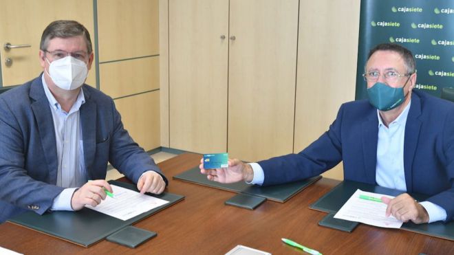 La Fundación Cajasiete-Pedro Modesto Campos aporta a Cáritas Diocesana de Tenerife 750 tarjetas pre-pago