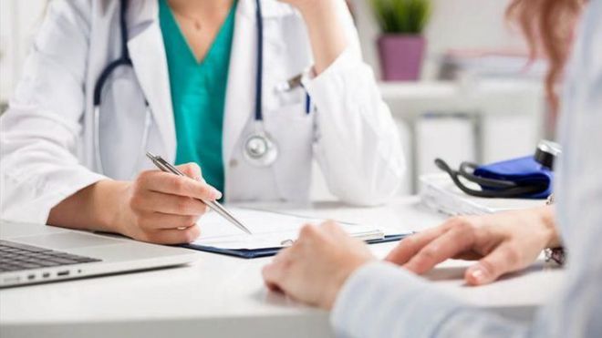 Los médicos españoles irán a la huelga el 27 de octubre y pararán cada último martes de mes