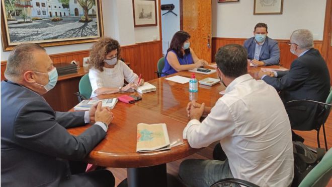 Arona y Fepeco coinciden en su apoyo al soterramiento de la avenida Chayofita para aliviar el tráfico en Los Cristianos