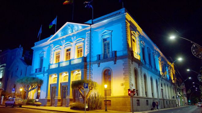 El Ayuntamiento de Santa Cruz se tiñe de azul por el Día Mundial de la Diabetes