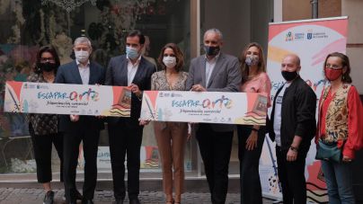 Comercio dinamiza el centro de Santa Cruz convirtiendo los escaparates en salas de arte e impulsando el consumo