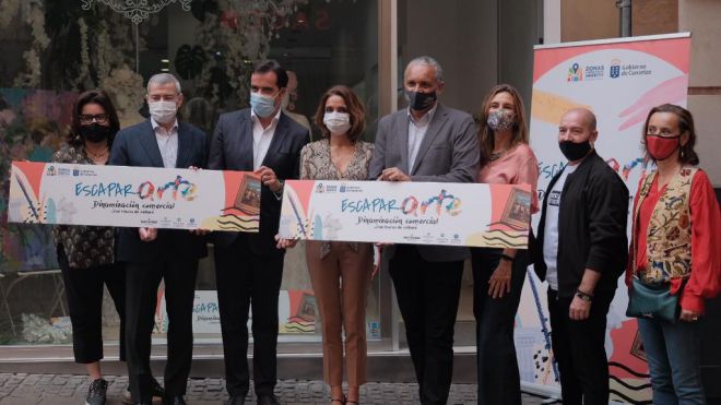 Comercio dinamiza el centro de Santa Cruz convirtiendo los escaparates en salas de arte e impulsando el consumo