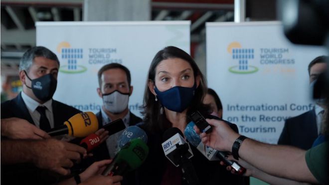 Reyes Maroto defiende las 'soluciones habitacionales seguras' para los migrantes irregulares de Canarias