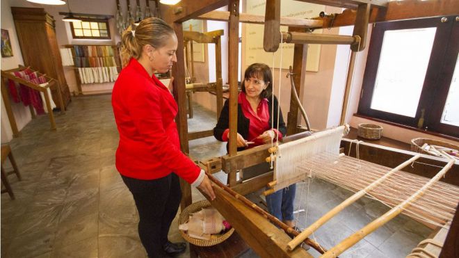 El Cabildo respalda al Museo de la Seda de El Paso y la labor que desarrollan Las Hilanderas
