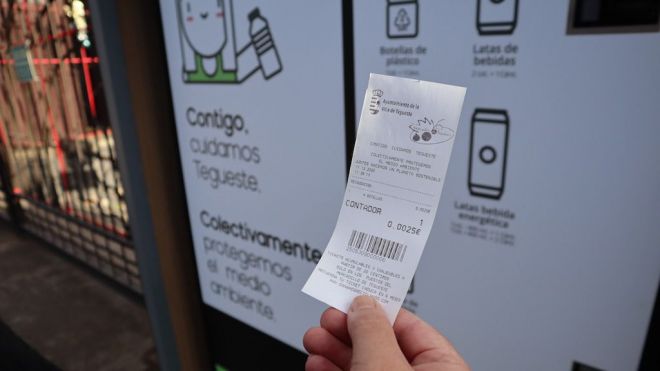 El Ayuntamiento de Tegueste instala una máquina de reciclaje con incentivos en el Mercadillo del Agricultor