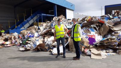 El consejero de Residuos, Hugo Delgado, supervisa el trabajo en reciclaje
