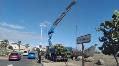 El Ayuntamiento retira los dos cayucos de sus playas ante la falta de soluciones por parte de la Subdelegación del Gobierno