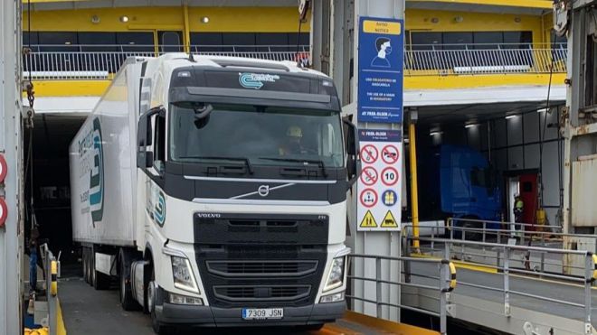 Concluye el desembarque de los vehículos que permanecían en el ferry 'Bentago Express'