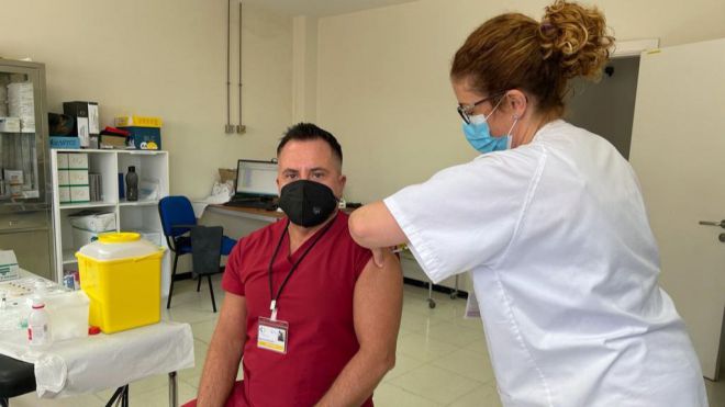 Sanidad ha administrado la vacuna contra la COVID a 39.339 personas de los grupos 1 y 2