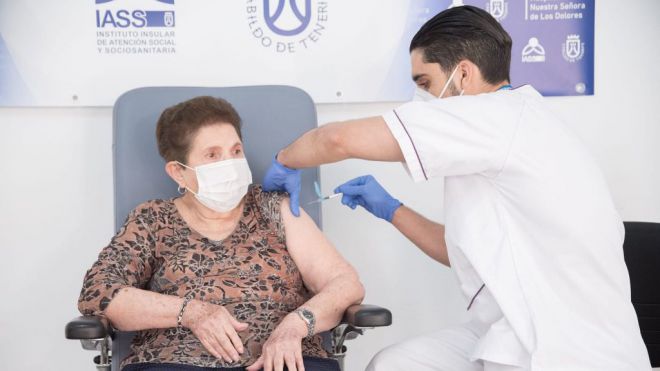 Sanidad comienza a administrar la segunda dosis de la vacuna contra la COVID-19 en los centros sociosanitarios