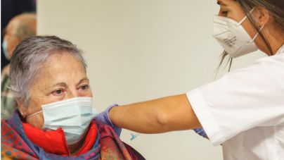 Canarias recibió este lunes 15.210 dosis de la vacuna contra la Covid-19 que se suman a las 2.090 que llegarán el martes