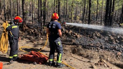 Bomberos profesionales y voluntarios extinguen un conato de incendio en Chío