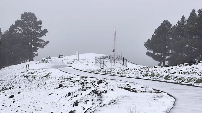 El temporal deja vientos de más de 100 km/h, temperaturas bajo cero, lluvia y nieve en Canarias