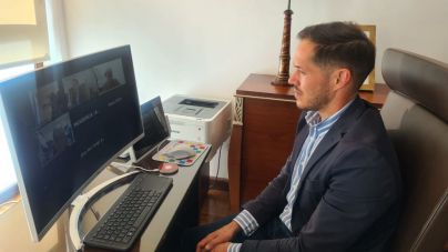 El presidente de la Fecai escucha las demandas de la Plataforma Canaria de Afectados por la Ley de Costas